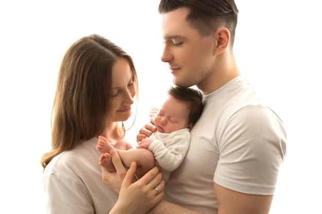 Foto vista lateral de la madre y la hija contra un fondo blanco