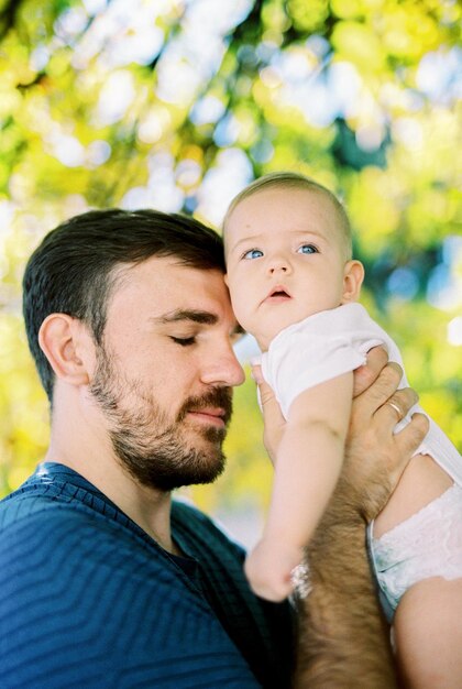 Foto vista lateral de una madre que lleva a su hija