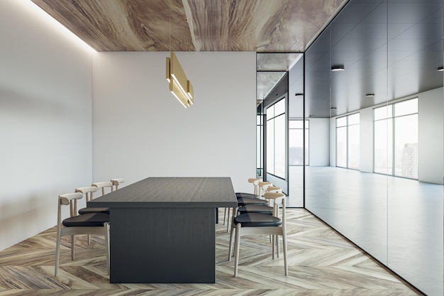 Vista lateral en una mesa de conferencias vacía de madera oscura rodeada de sillas en el suelo de parquet en la sala de reuniones con una elegante lámpara de araña sobre un fondo de pared clara y una representación 3D de la pared de cristal