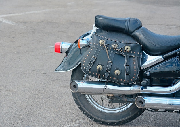 Foto vista lateral de una motocicleta clásica en un estacionamiento