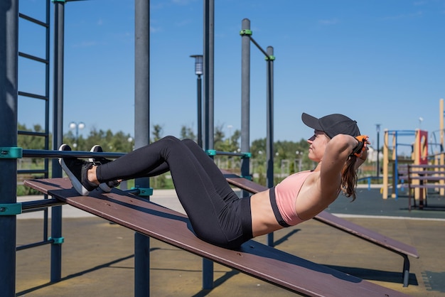 Foto vista lateral de una mujer con los brazos extendidos hacia el cielo