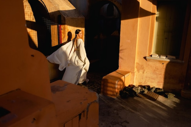 Foto vista lateral de una mujer en un edificio histórico