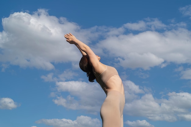 Foto vista lateral mujer estirando al aire libre