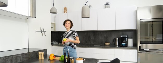 Foto vista lateral de una mujer haciendo ejercicio en casa