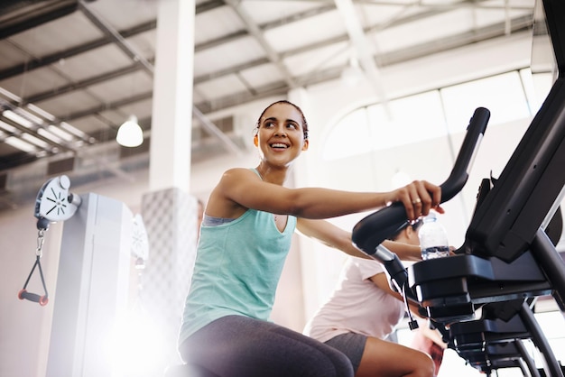 Foto vista lateral de una mujer haciendo ejercicio en el gimnasio