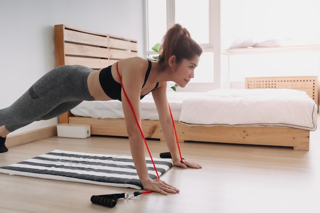 Vista lateral de una mujer haciendo ejercicio en el gimnasio