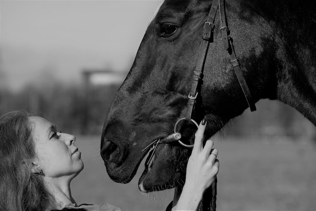 Foto vista lateral de una mujer jinete con caballo