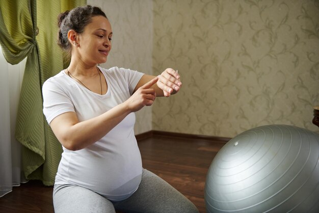 Foto vista lateral de una mujer joven haciendo ejercicio en casa