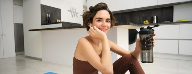 Foto vista lateral de una mujer joven haciendo ejercicio en el gimnasio