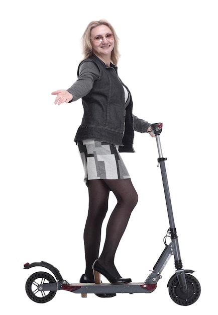 Vista lateral mujer joven moderna con un scooter eléctrico