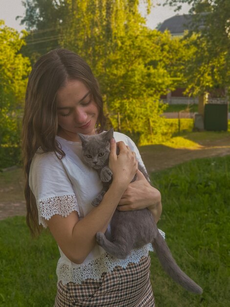 Foto vista lateral de una mujer joven con un perro