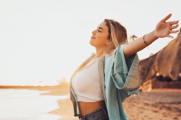 Foto vista lateral de una mujer joven de pie contra el cielo