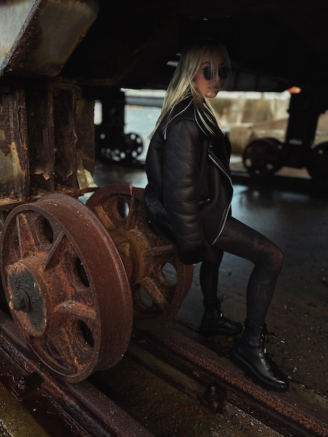 Foto vista lateral de una mujer joven de pie en la fábrica