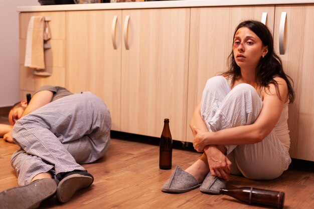 Vista lateral de una mujer joven que trabaja en casa