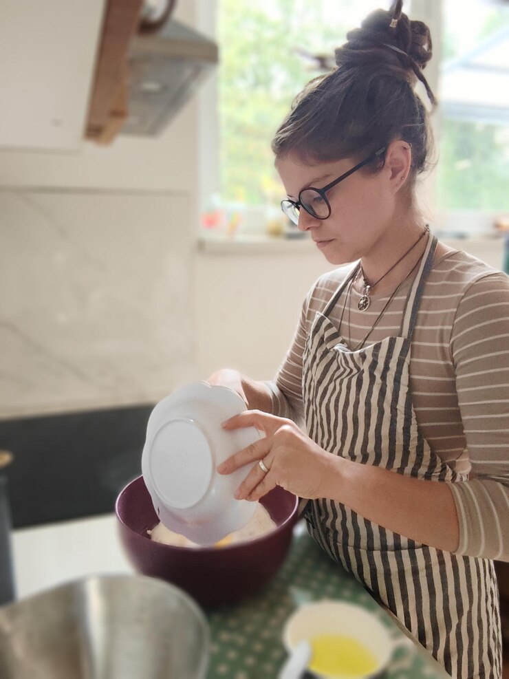 Foto vista lateral de una mujer joven tomando café en casa