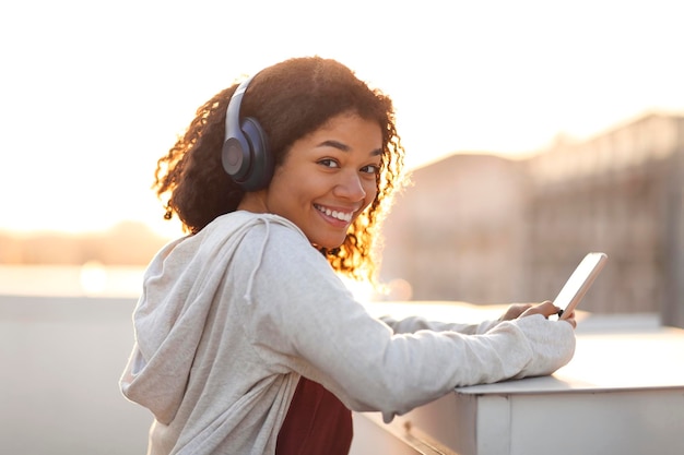 Foto vista lateral de una mujer joven usando un teléfono inteligente