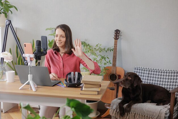 Vista lateral de una mujer joven usando el teléfono móvil en casa