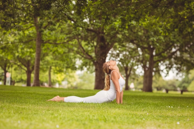 Vista lateral de la mujer con los ojos cerrados mientras estira su cuerpo