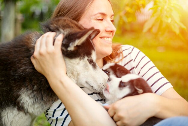 Foto vista lateral de una mujer con un perro