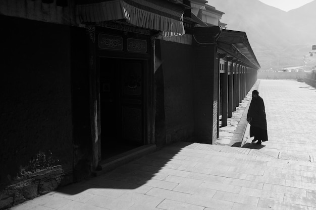 Vista lateral de una mujer de pie en la calle