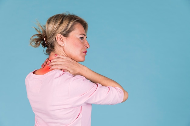 Foto vista lateral de una mujer que tiene dolor de cuello severo