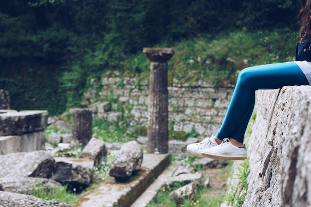 Foto vista lateral de una mujer sentada al aire libre