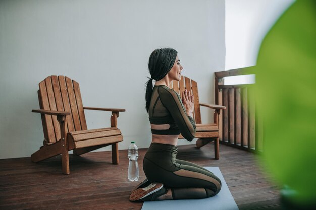 Foto vista lateral de una mujer sentada en una silla en la mesa