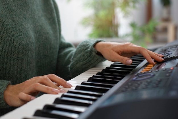 Vista lateral mujer tocando el piano