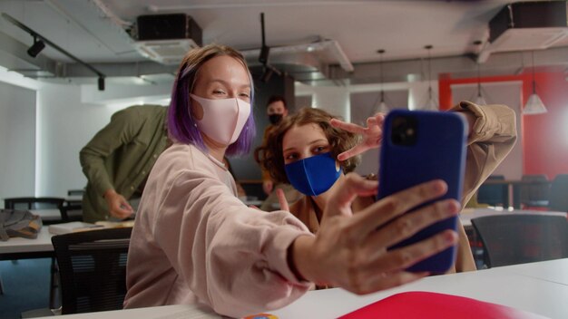 Foto vista lateral de una mujer usando el teléfono móvil mientras está sentada en casa