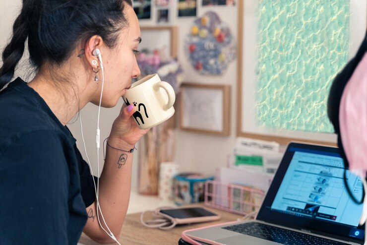 Foto vista lateral de una mujer usando un teléfono móvil