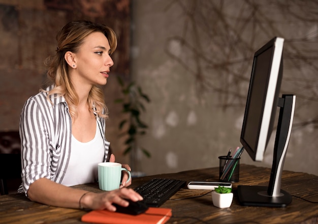 Vista lateral mulher freelance trabalhando em casa