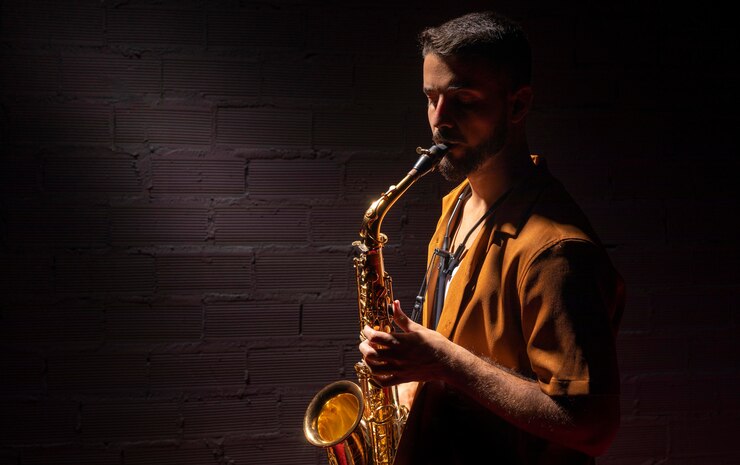 Foto vista lateral del músico masculino tocando apasionadamente el saxofón