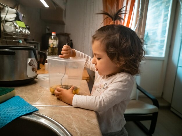 Vista lateral de un niño con una cámara en casa