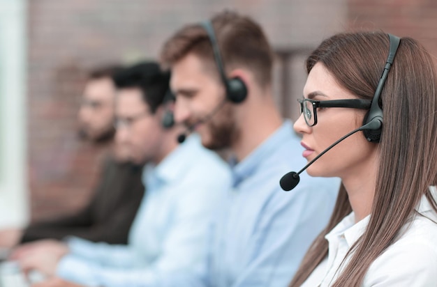 Vista lateral o operador de call center e seus colegas trabalham no conceito de negócios de escritório