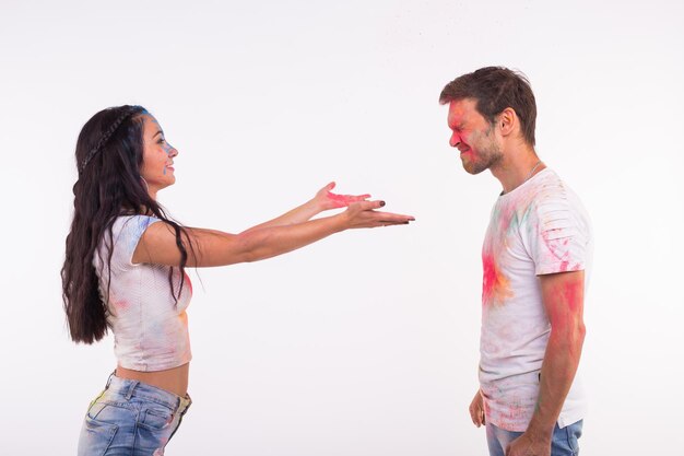 Foto vista lateral de una pareja de pie contra un fondo blanco