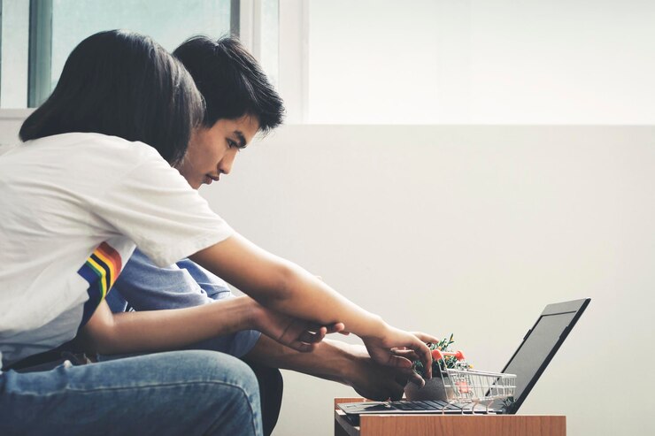 Foto vista lateral de una pareja usando una computadora portátil en casa