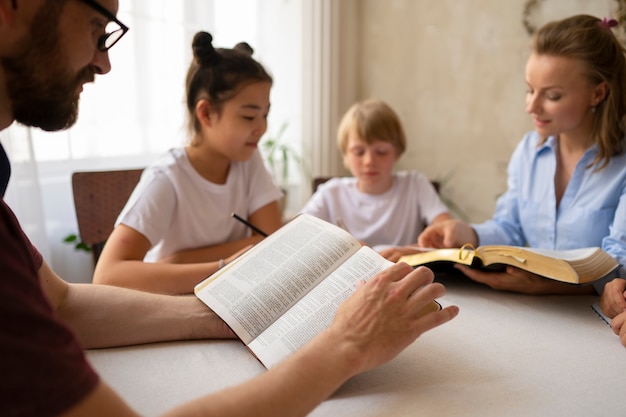 Foto vista lateral de personas que estudian la biblia en la escuela dominical