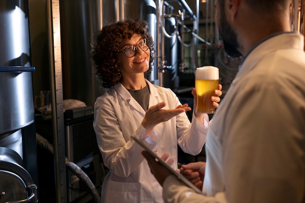 Foto vista lateral pessoas que trabalham na fábrica de cerveja