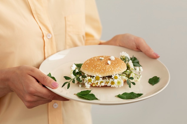 Foto vista lateral del plato de sujeción para adultos con hamburguesa