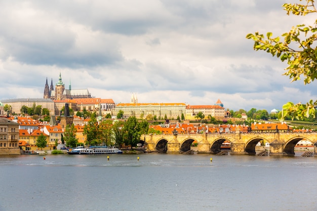 Vista lateral del puente de Carlos, Praga, República Checa. Ciudad europea, lugar famoso para viajes y turismo