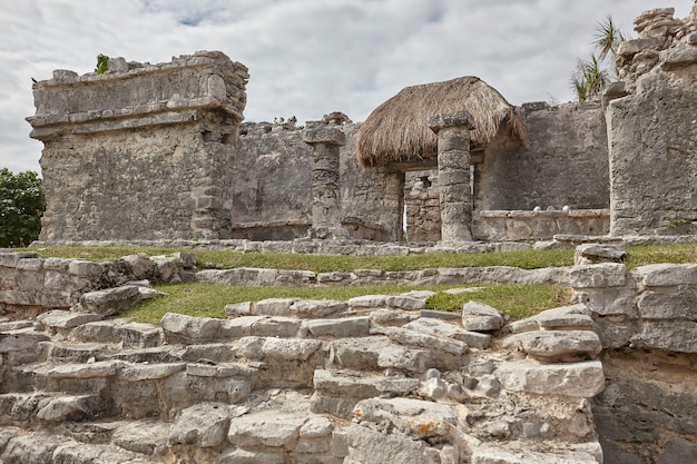 Vista lateral de los restos de un pequeño templo maya en el complejo de Tulum en México tomada al atardecer.