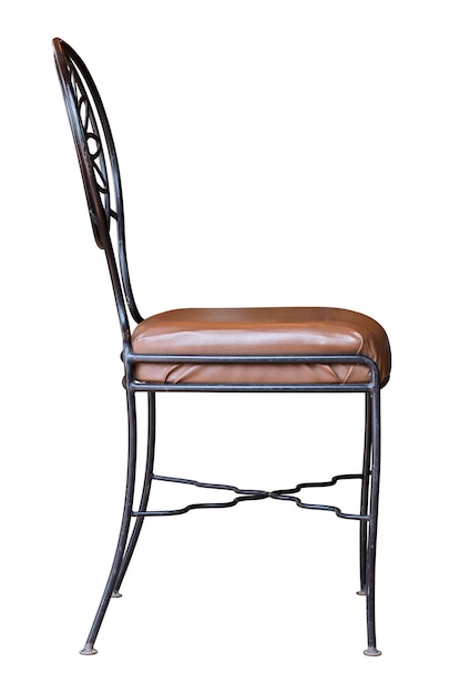 Vista lateral de la silla de metal negro con asiento de cuero aislado sobre fondo blanco con trazado de recorte