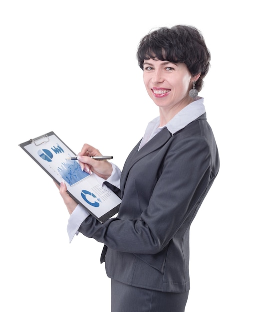 Vista lateral. sonriente mujer de negocios con informe financiero. aislado sobre fondo blanco