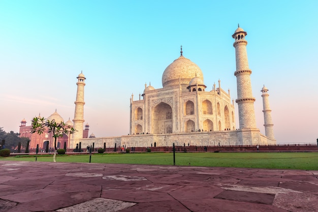 Vista lateral del Taj Mahal, el monumento más famoso de la India, Agra.