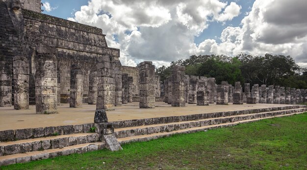 Vista lateral del Templo de los Guerreros con sus columnas en el complejo arqueológico de Chichén Itzá en México