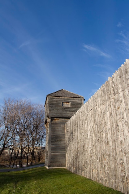 Vista lateral de la torre de Fort Gibraltar en Winnipeg, Manitoba