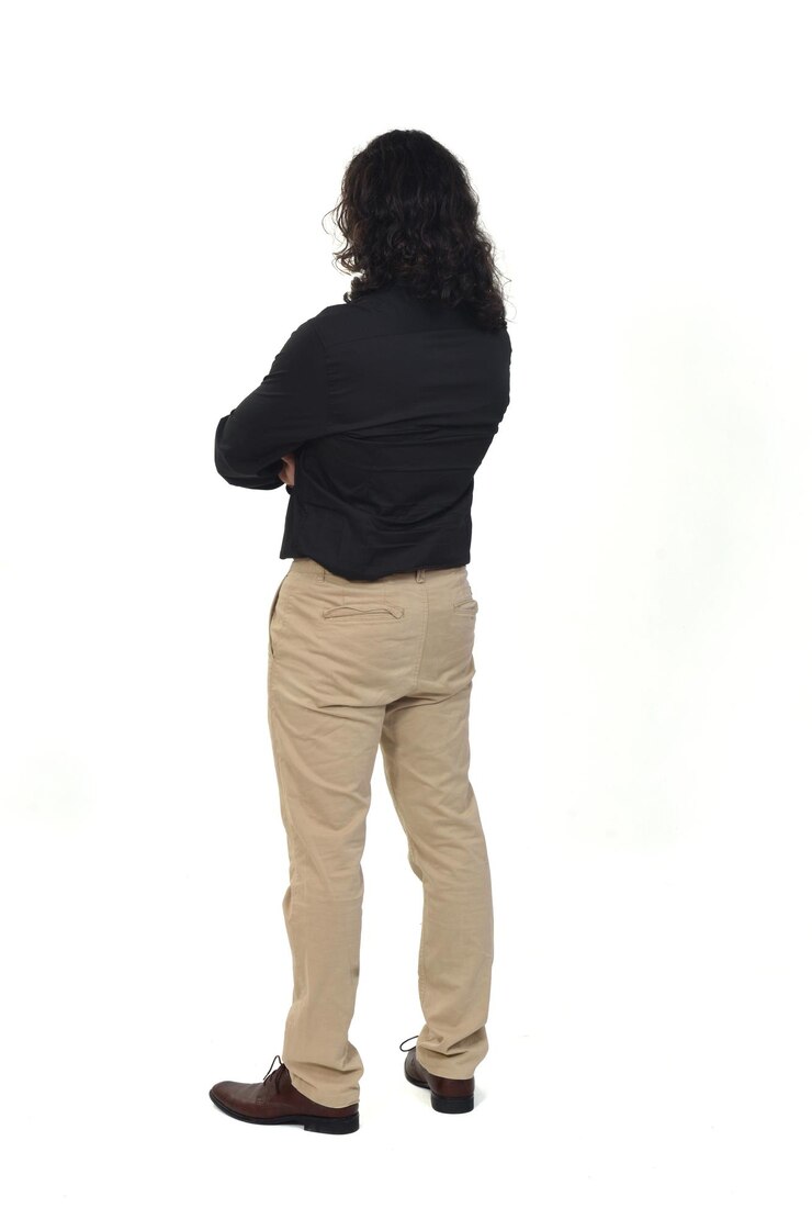 Foto vista lateral traseira de um homem com cabelo comprido e braços cruzados sobre fundo branco