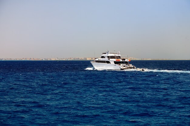 Vista lateral del yate a motor en el mar