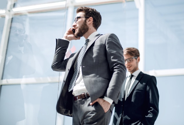 Vista lateralhombre de negocios hablando por teléfono móvilfoto con espacio de copia