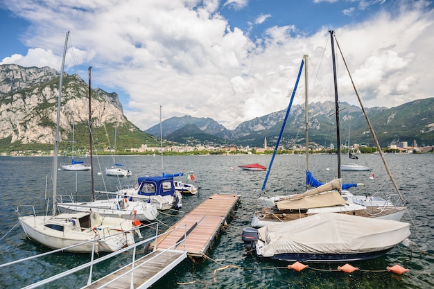 Vista de Lecco, Italia, con barcos en primer plano